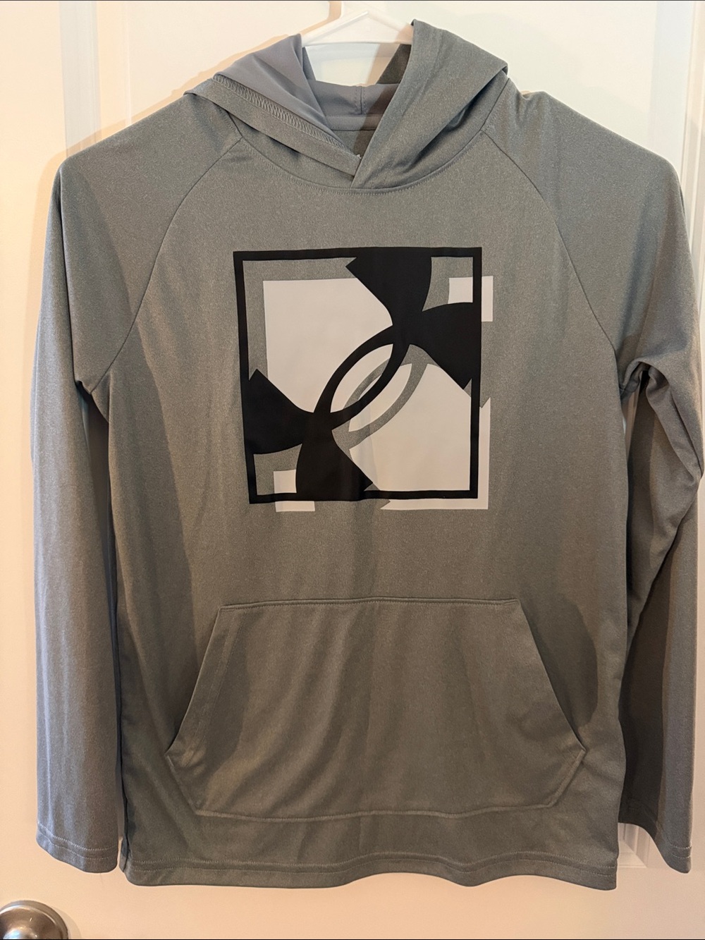 Under Armour Boys Hoodie tee size Medium